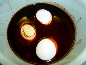 dye-eggs-in-dye