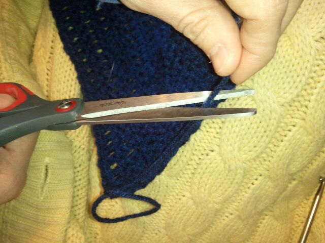 Cut the yarn to remove it from the skein of yarn.